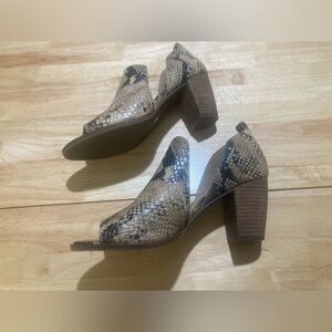 Lucky brand faux snakeskin open toed heeled mules in size 8M. Excellent cond.